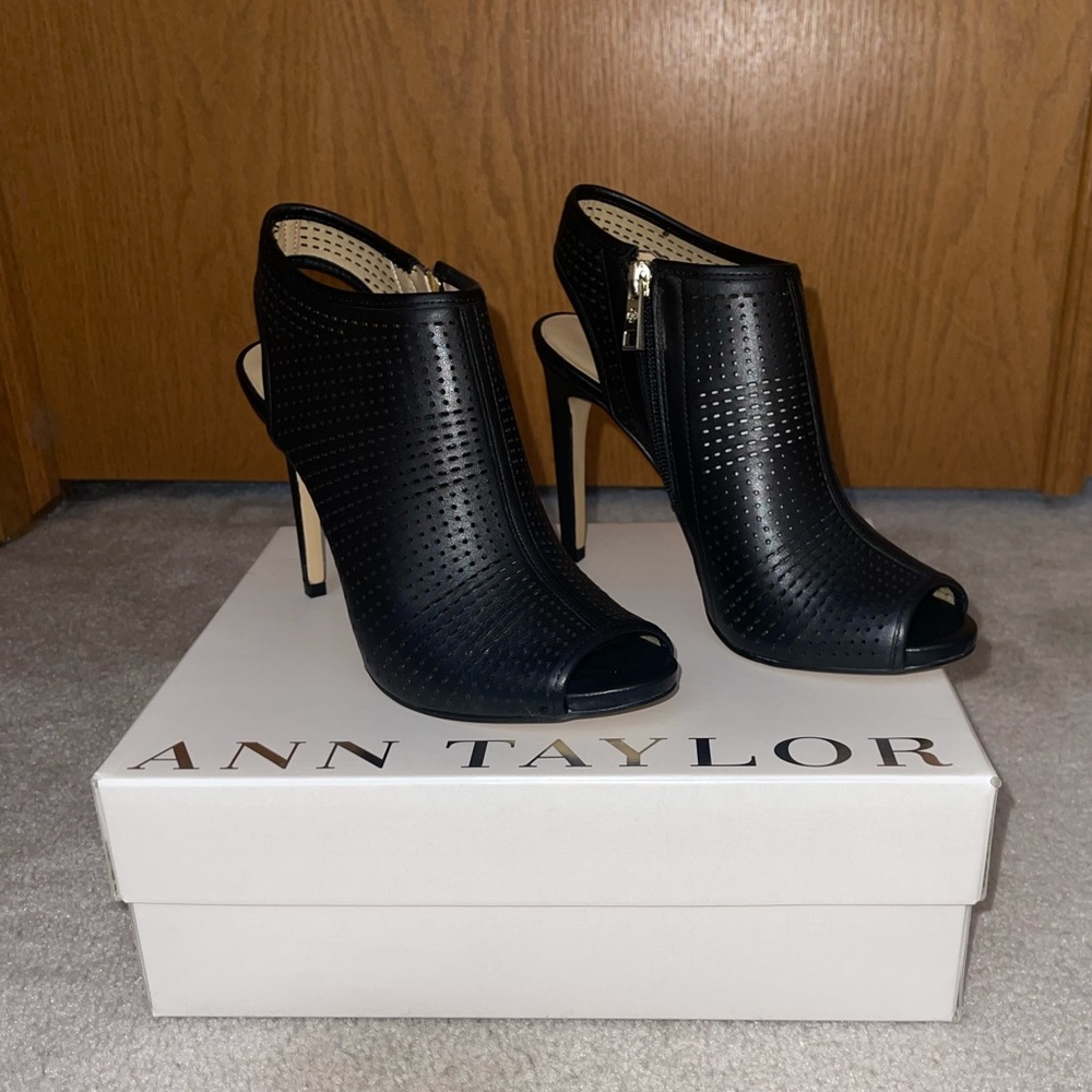 ANN TAYLOR Marissa Cutout Shoetie
